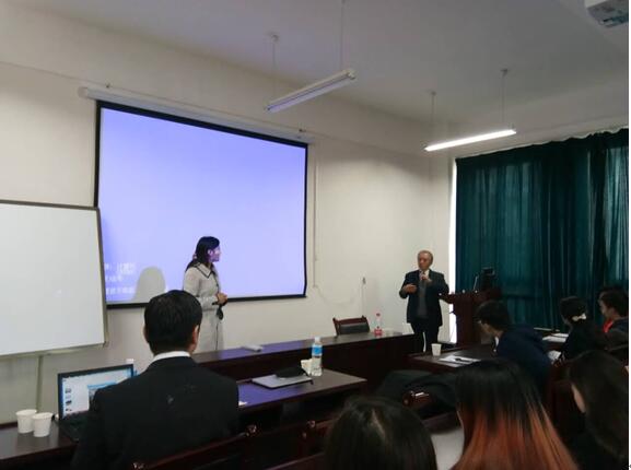 Susumu Kawamoto教授同与会师生探讨学术问题